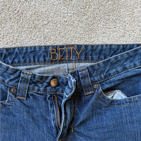 Kimes Ranch Betty - Picture 2 of 4